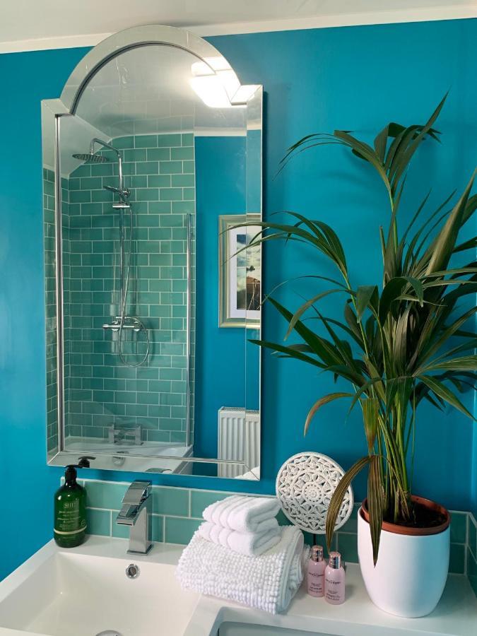Sw Bed & Breakfast Суиндон Экстерьер фото