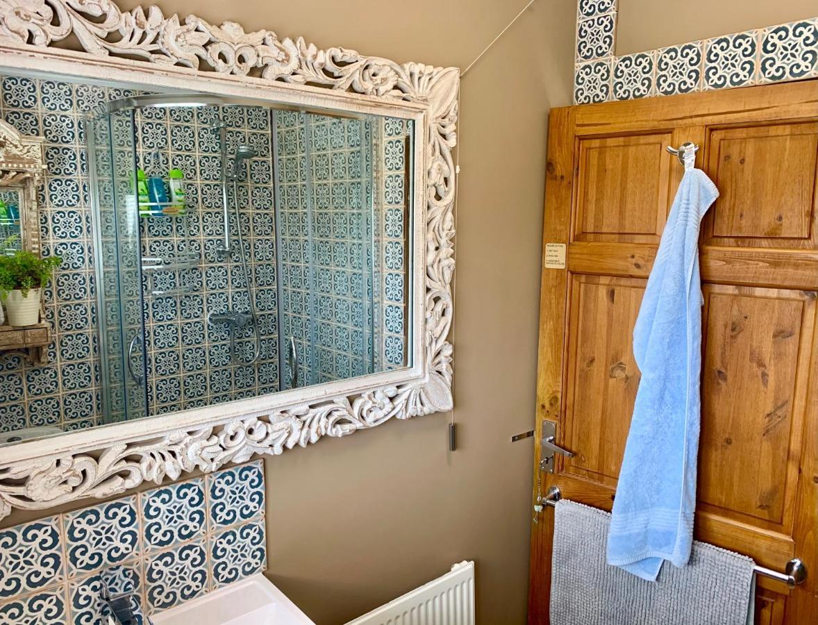 Sw Bed & Breakfast Суиндон Экстерьер фото