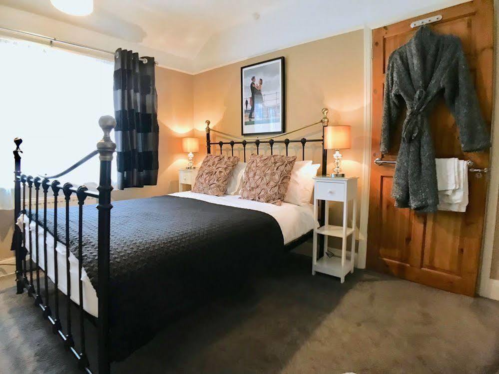 Sw Bed & Breakfast Суиндон Экстерьер фото