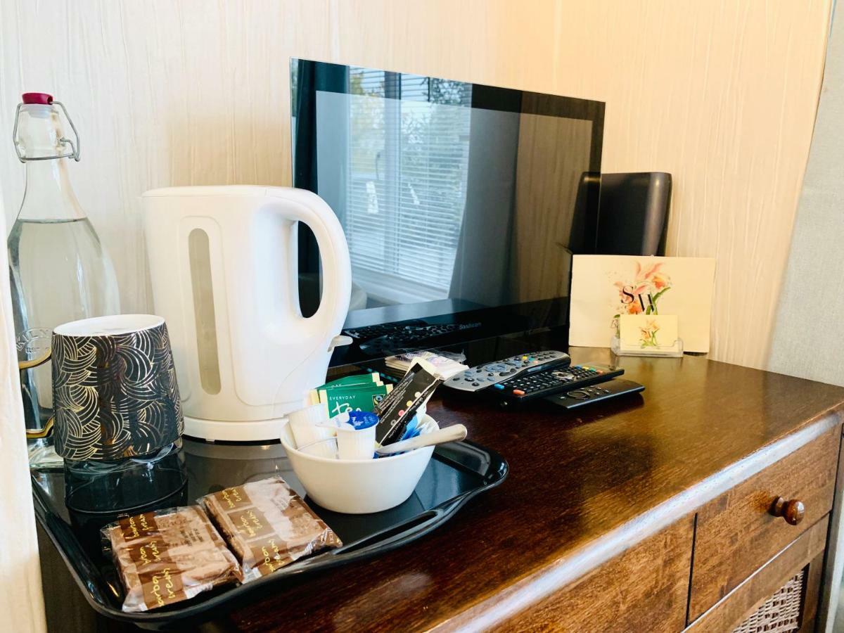 Sw Bed & Breakfast Суиндон Экстерьер фото